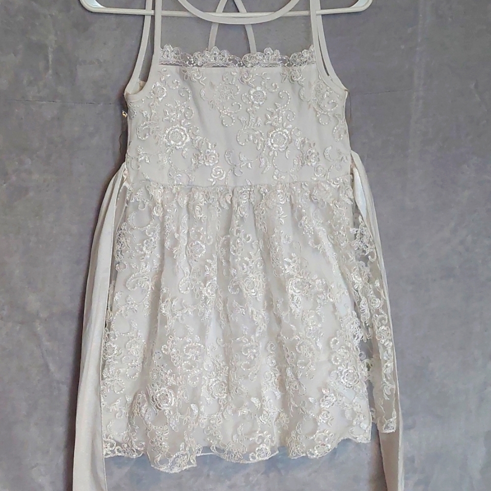 Girl's white dress with lace